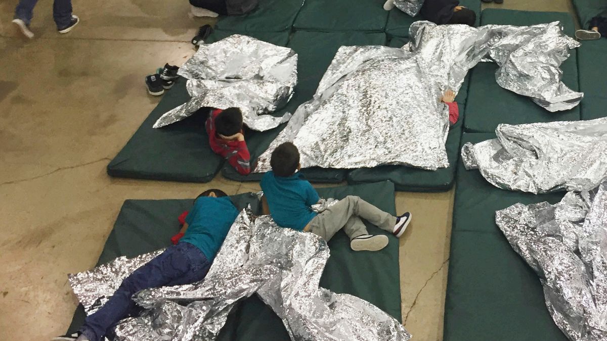 Foto: Varios niños migrantes descansan sobre colchonetas en jaulas en un centro de detención en McAllen, Texas, EEUU. El 17 de junio de 2018