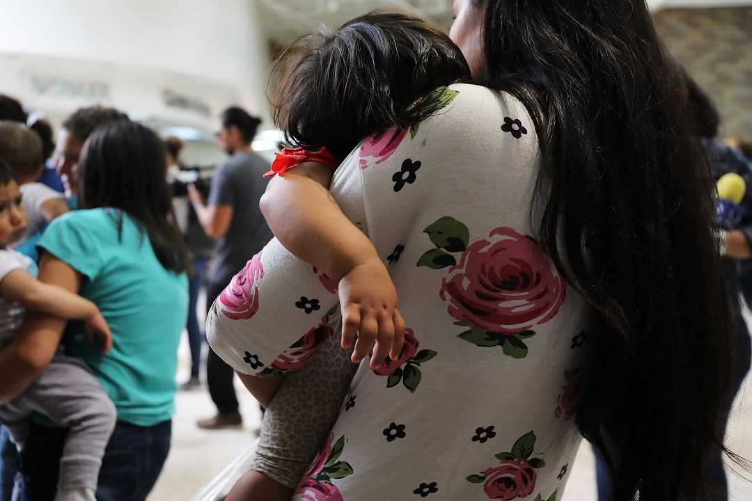 Foto: Cientos de mujeres y niños migrantes esperan en una estación de autobuses en McAllen, Texas, EEUU. El 22 de junio de 2018