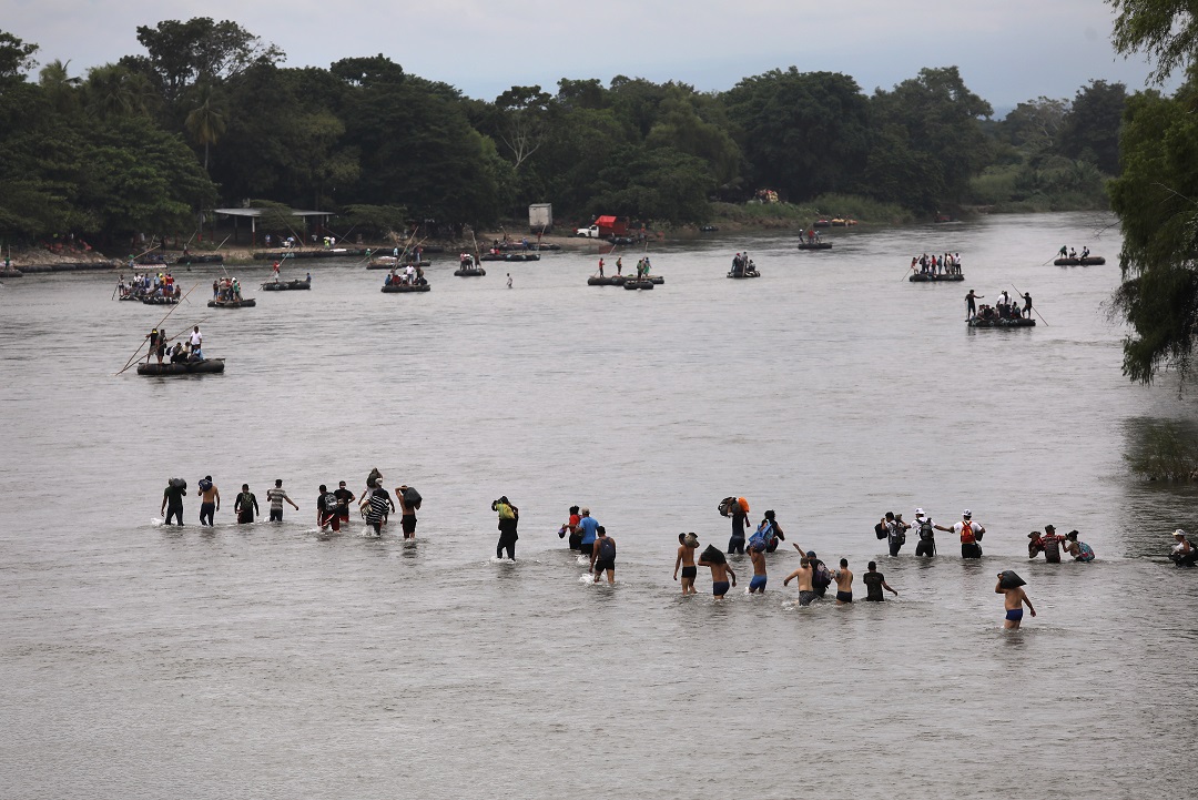 Foto: Migrantes recorren el río Suchiate mientras cruzan la frontera de Guatemala a México. El 20 de octubre de 2018