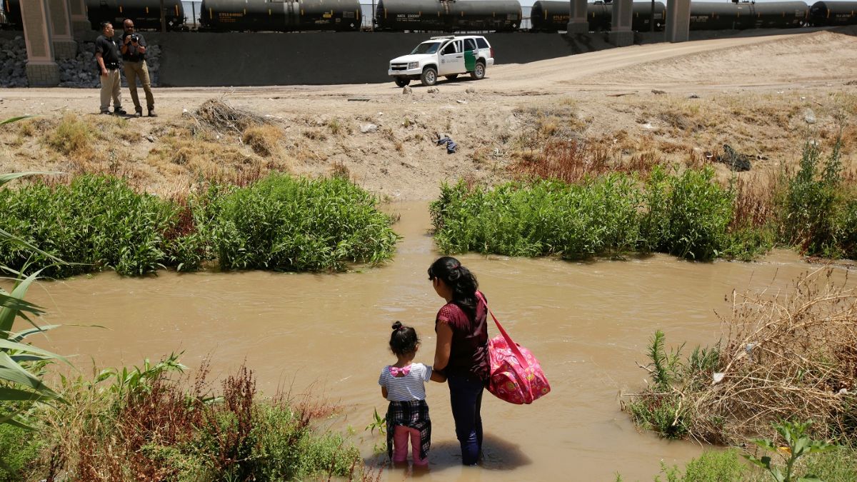 Foto: Migrantes esperan a las orillas del Río Bravo antes de cruzar ilegalmente a Estados Unidos desde Ciudad Juárez, México. El 11 de junio de 2019