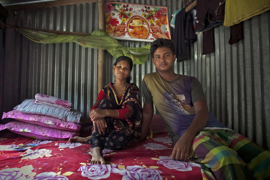 Foto: Shima, de 14 años, posa para una foto con su marido Mohammad, de 18 años, en su casa en Manikganj, Bangladesh. El 19 de agosto de 2015