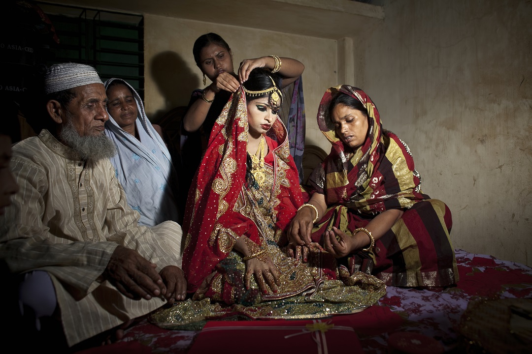Foto: Nasoin, de 15 años, se sienta con familiares el día de su boda con un hombre de 32 años en Manikganj, Bangladesh. El 20 de agosto de 2015