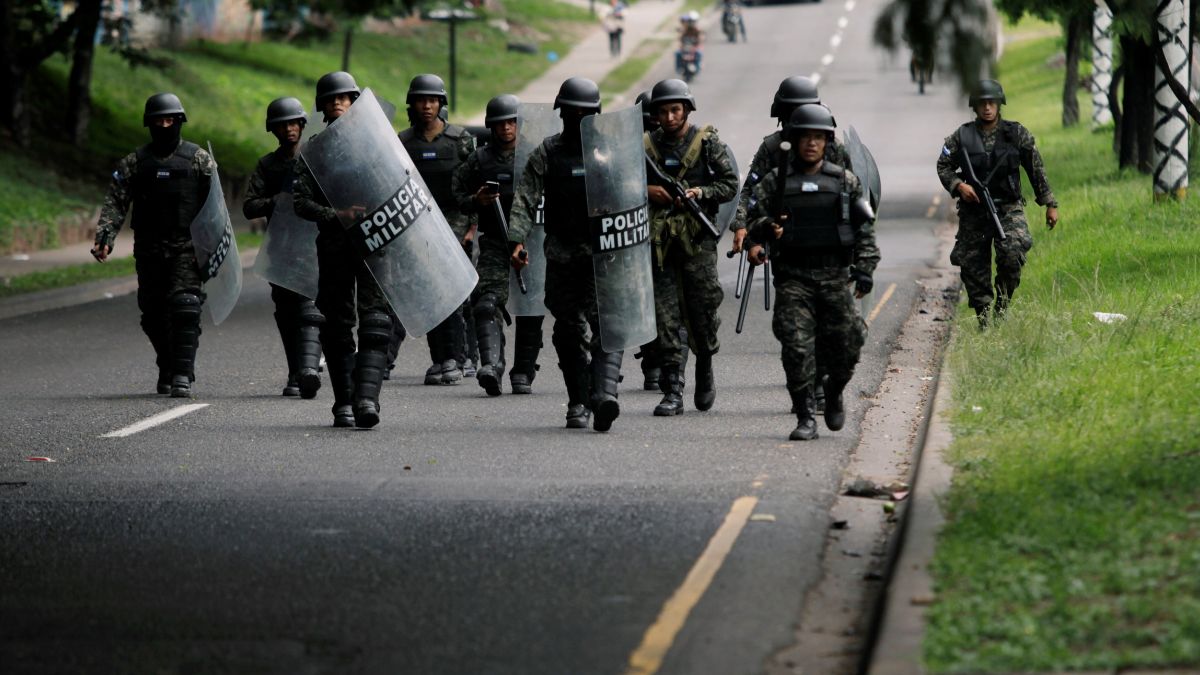 Foto: Militares hondureños remueven una barricada durante una protesta contra el presidente Juan Orlando Hernández. El 20 de junio de 2019
