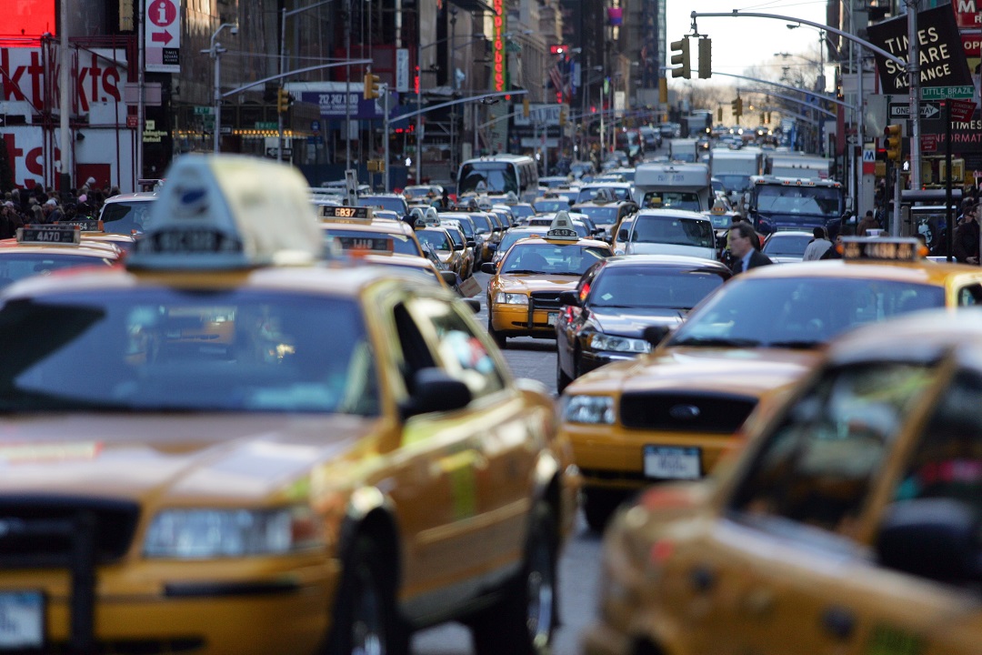 Foto: Varios taxis circulan por una calle de Nueva York, EEUU. El 23 de marzo de 2006