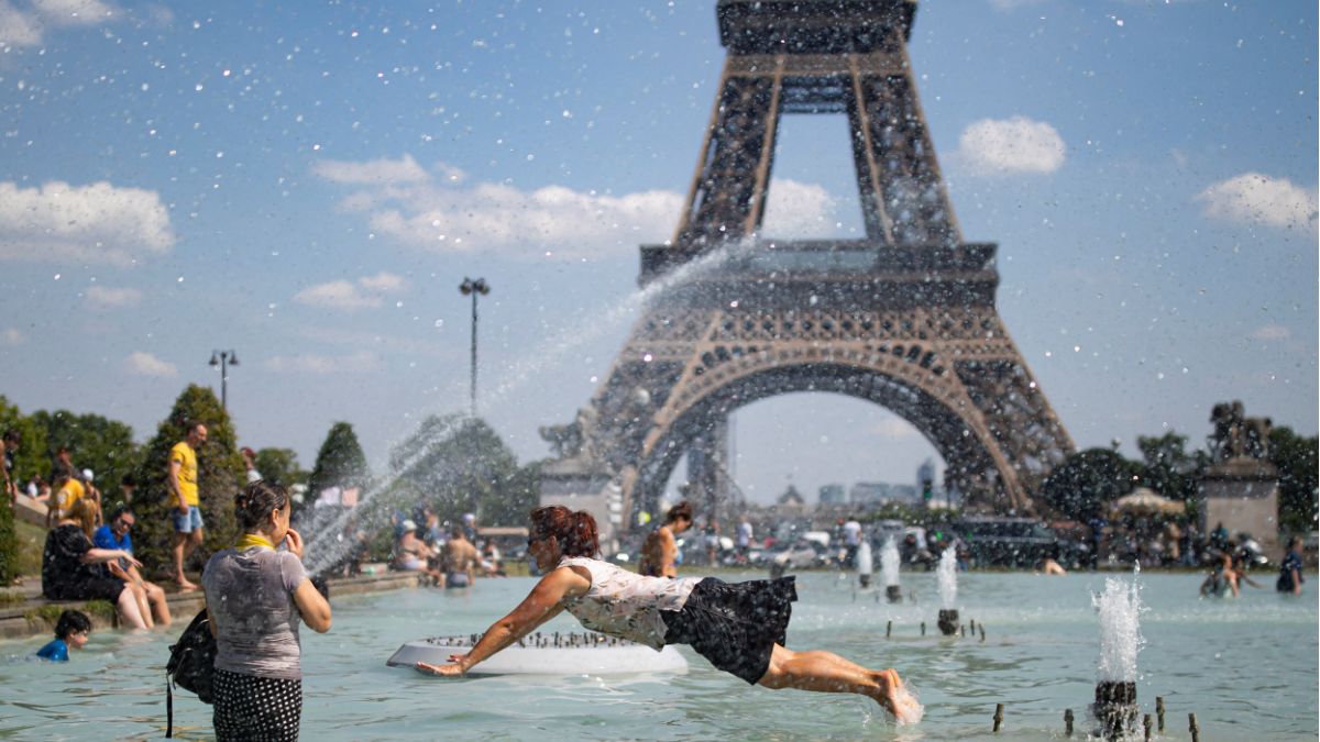 Foto: Una mujer se refresca en el agua de la fuente de la Plaza del Trocadero, frente a la Torre Eiffel, en París, Francia. El 25 de junio de 2019