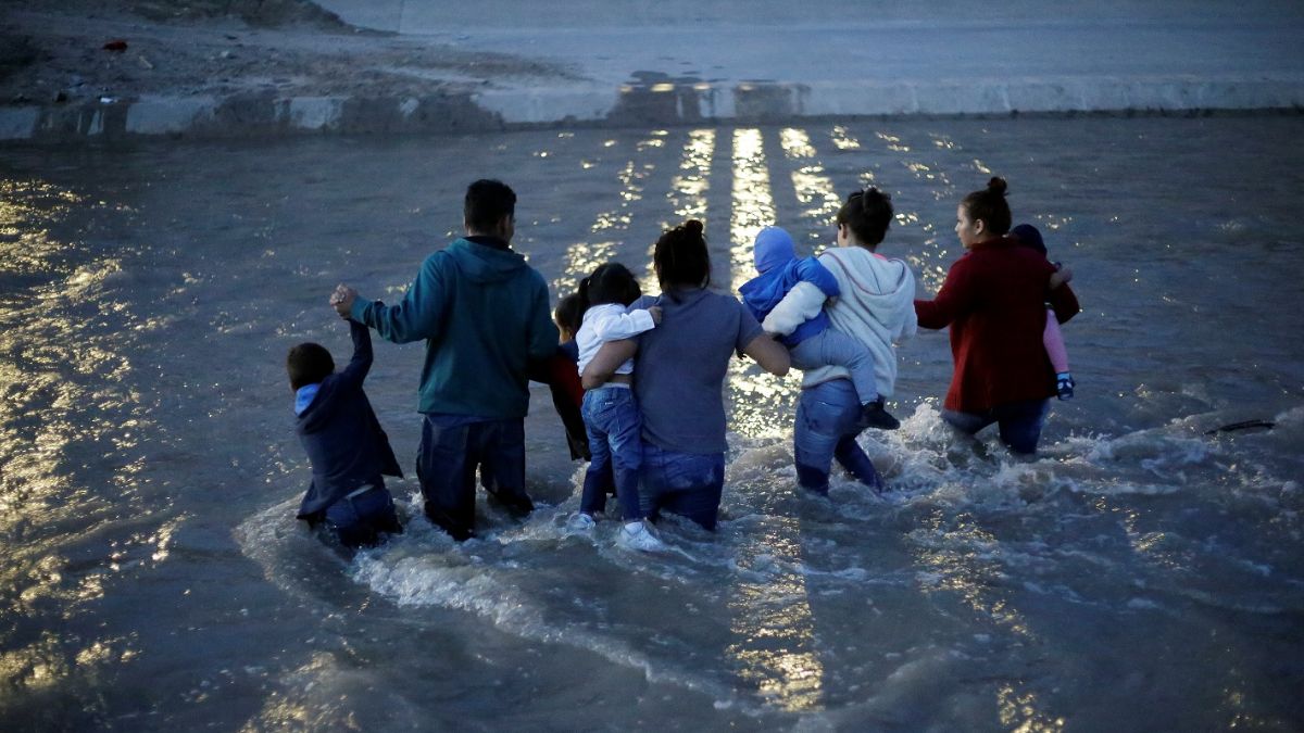 Foto: Un grupo de migrantes centroamericanos cruzan el Río Bravo. El 11 de junio de 2019