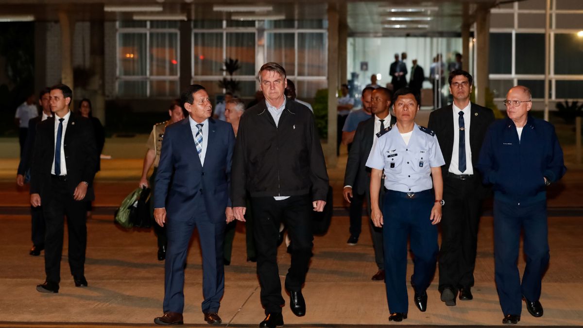 Foto: El presidente de Brasil, Jair Bolsonaro, camina en la base aérea de Brasilia antes de su viaje a Japón para la cumbre del G20. El 25 de junio de 2019