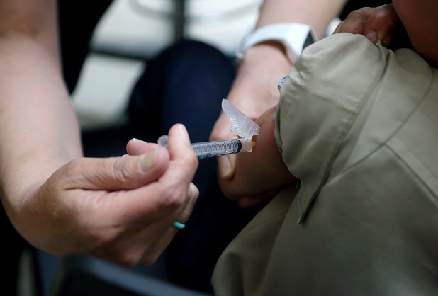 Foto: Una enfermera aplica a un niño una vacuna contra el sarampión en Ohio, EEUU. El 17 de mayo de 2019