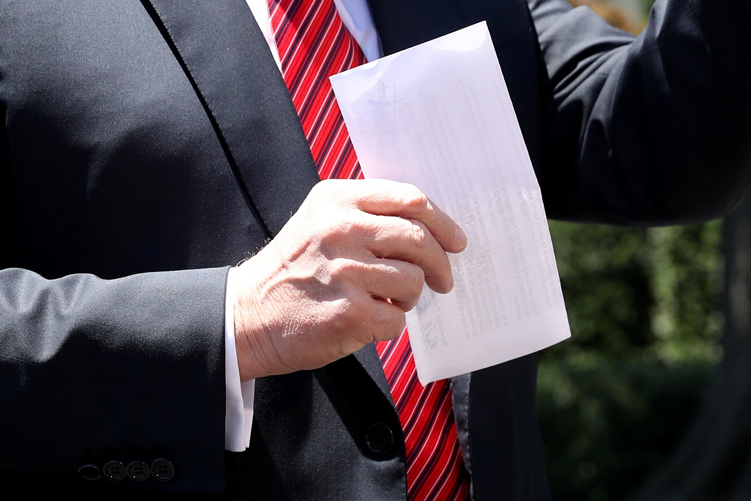 Foto: Donald Trump mostró a reporteros una carta del acuerdo con México. El 11 de junio de 2019