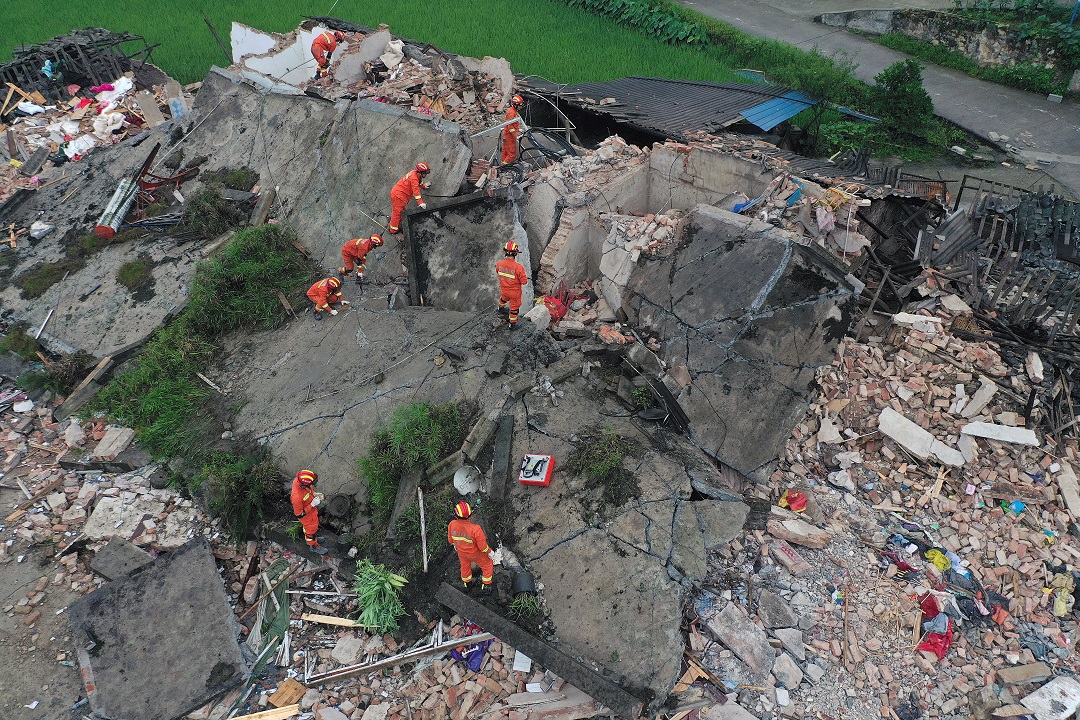 Foto: Rescatistas buscan sobrevivientes en una casa derrumbada por el sismo en Yibin, en la provincia de Sichuan, China. El 18 de junio de 2019