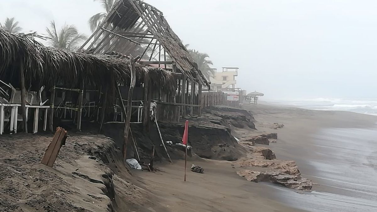 Foto: Olas de hasta 5 metros de altura causaron daños en viviendas y un restaurante en la playa de El Real, municipio de Tecomán, Colima. El 24 de junio de 2019
