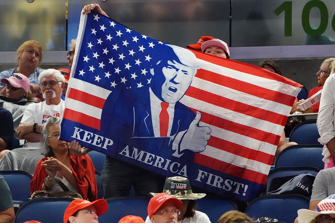 Foto: Seguidores sostienen una bandera de Estados Unidos con el rostro del presidente Donald Trump en Florida. El 18 de junio de 2019
