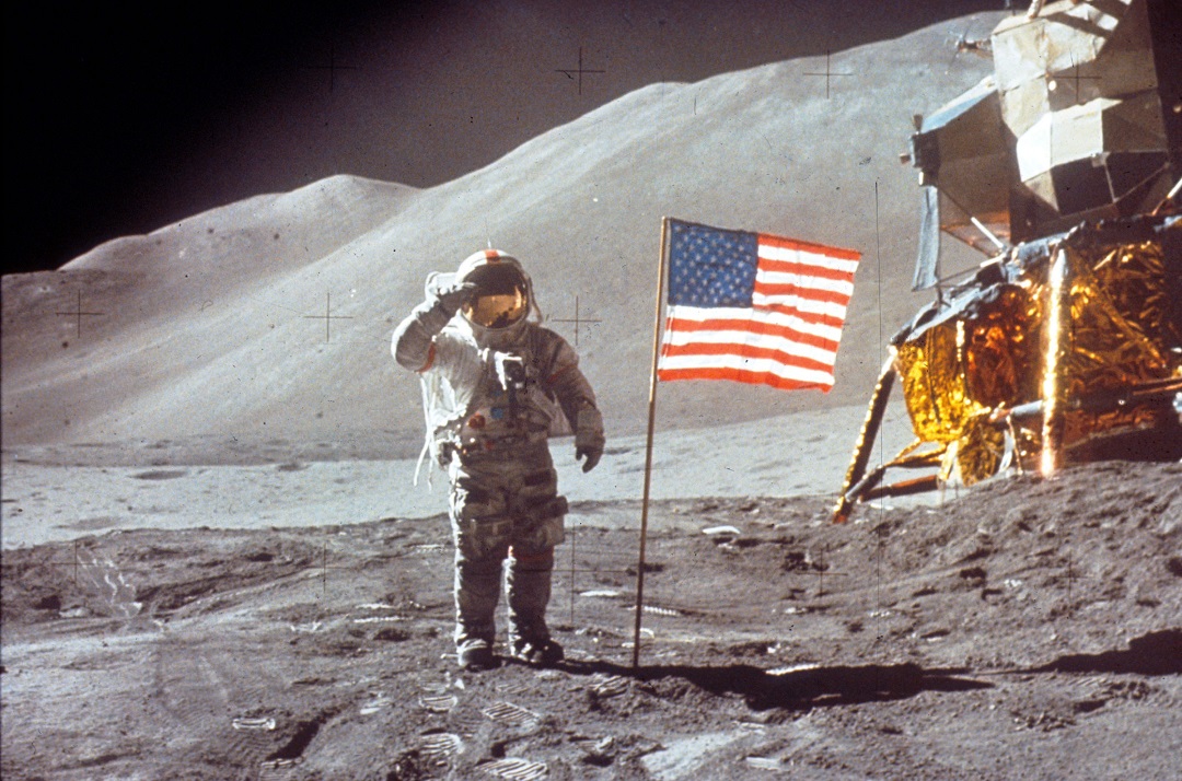Foto: El astronauta David Scott saluda a la bandera de los Estados Unidos postrada en la Luna. El 30 de julio de 1971