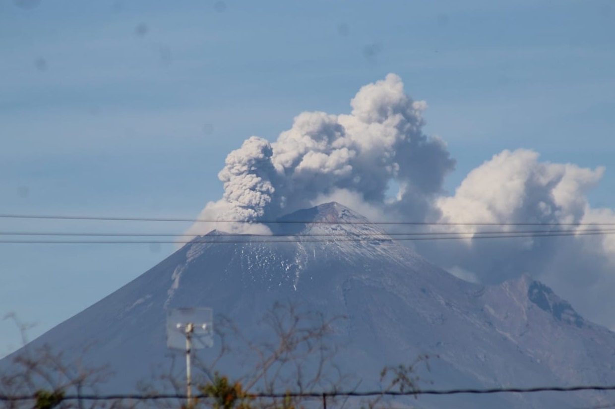 Foto: Emisión de vapor de agua y gases acompañadas con ligeras cantidades de ceniza del volcán Popocatépetl, junio 9 de 2019 (Twitter: @TribunaVigila)