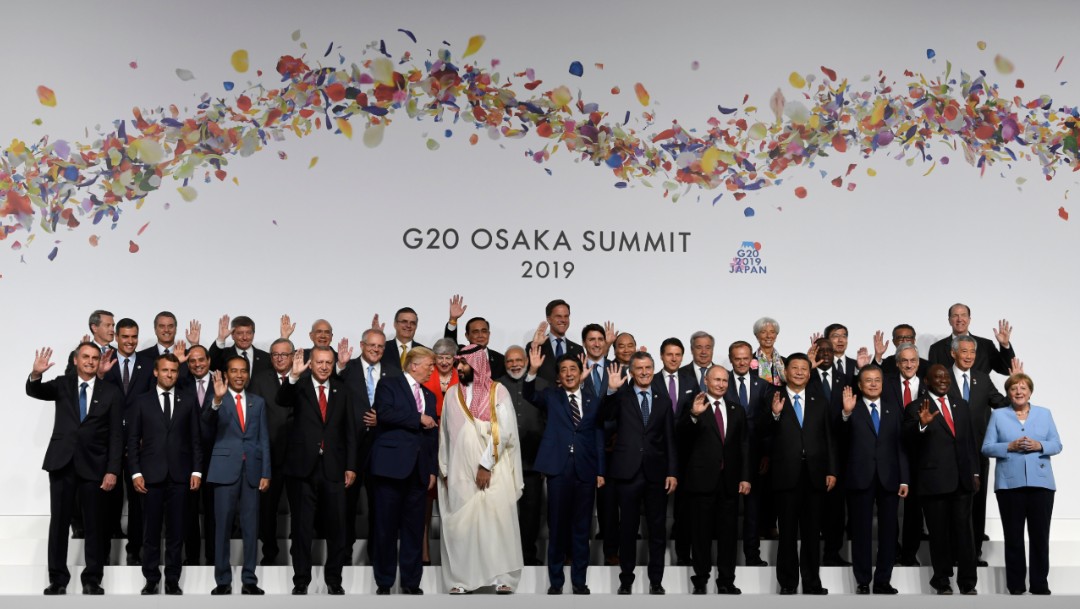 Foto: El presidente Donald Trump conversa con el príncipe heredero de Arabia Saudita Mohammed bin Salman durante una foto grupal en la cumbre del G-20 en Osaka, Japón, 28 junio 2019