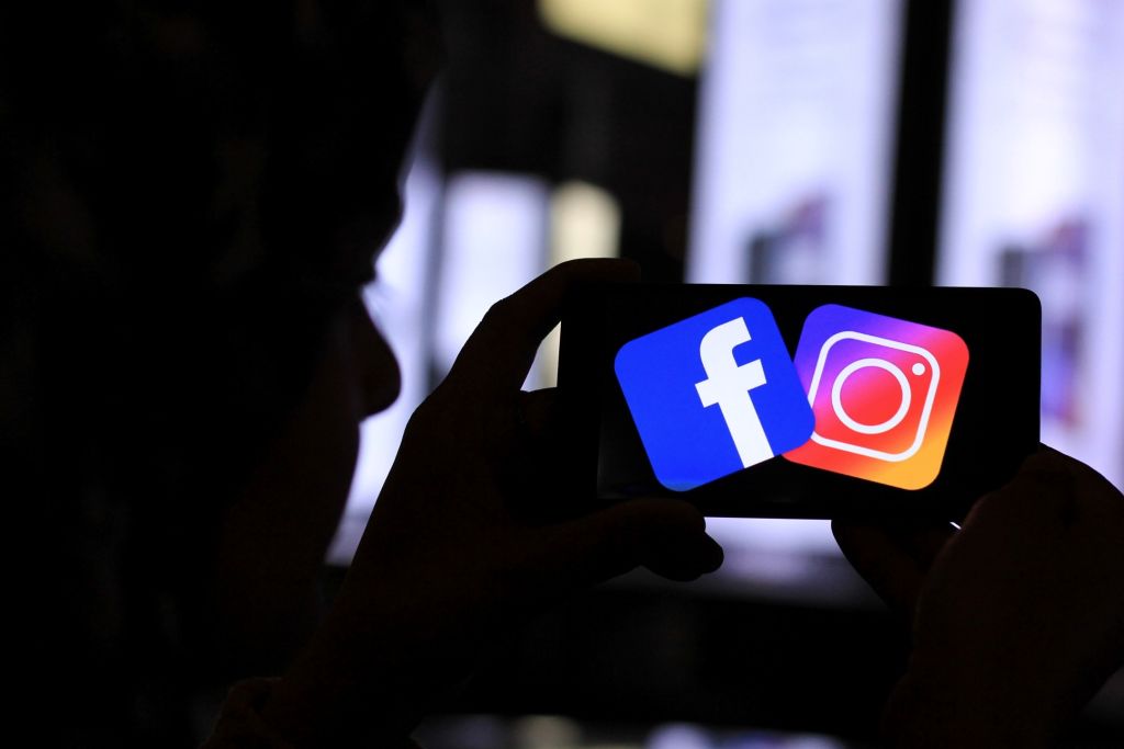 foto Protestan desnudos contra Facebook e Instagram por censurar fotos 2 junio 2019