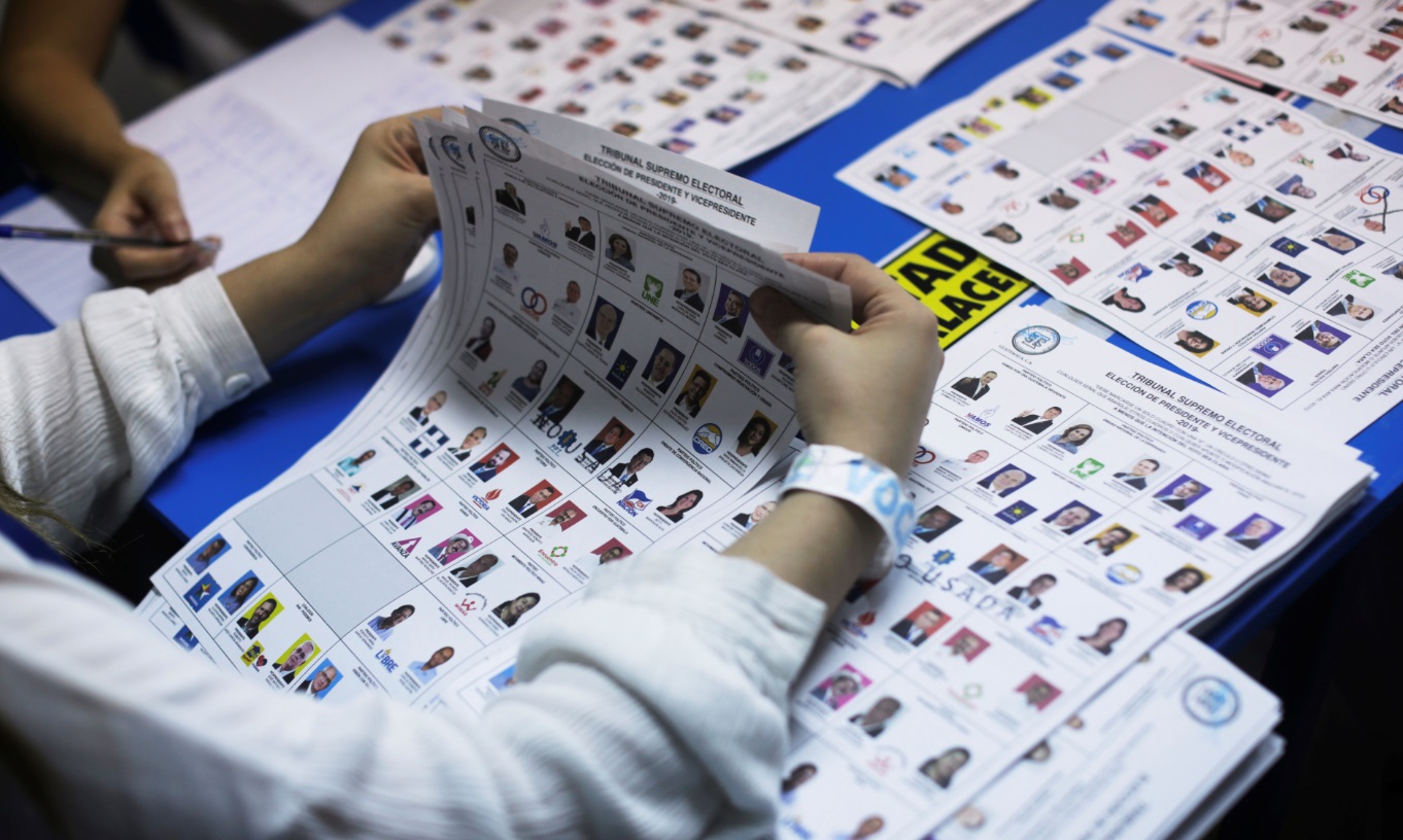 Foto: Los trabajadores electorales examinan las papeletas mientras cuentan los votos después de la primera vuelta de las elecciones presidenciales en Guatemala, junio 16 de 2019 (Reuters)