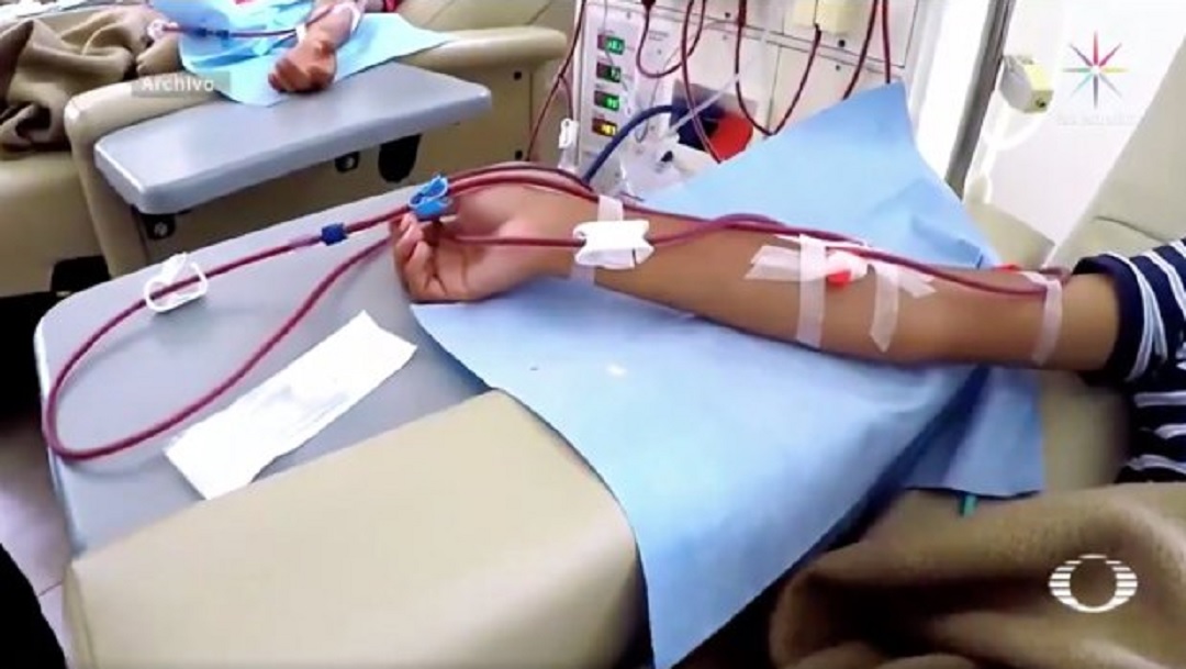 Pacientes amenazan con encadenarse en hospital de SLP por suspensión de hemodiálisis