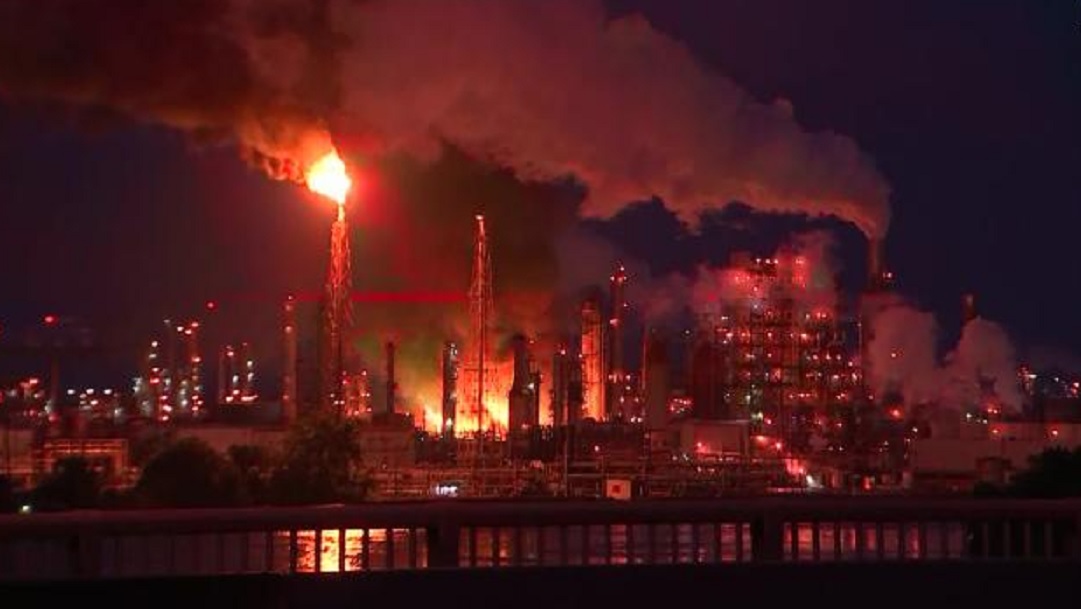 Fuerte incendio arde en refinería de Filadelfia; la más grande de costa este de EEUU