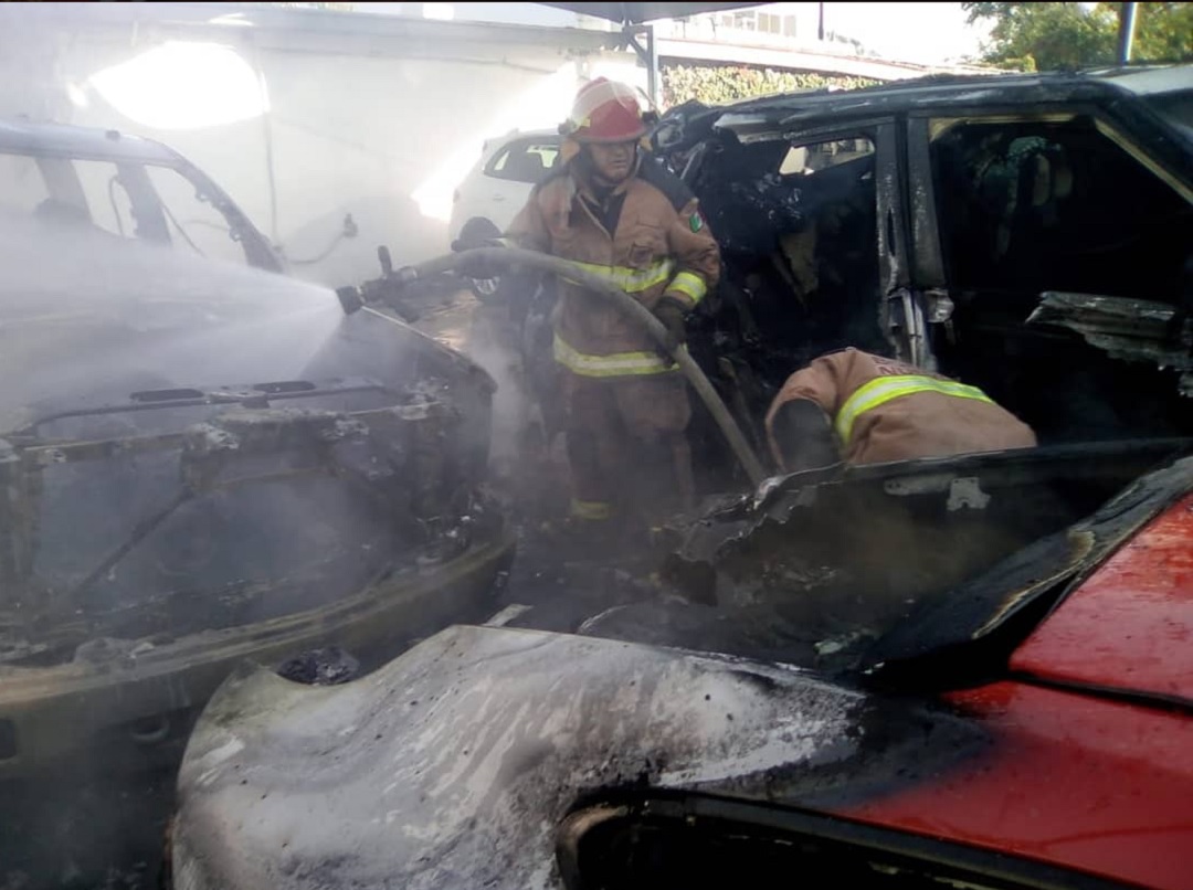 Foto: incendio en lote de autos en San Pedro Garza García, NL, 6 de junio 2019. Twitter @BomberosNL