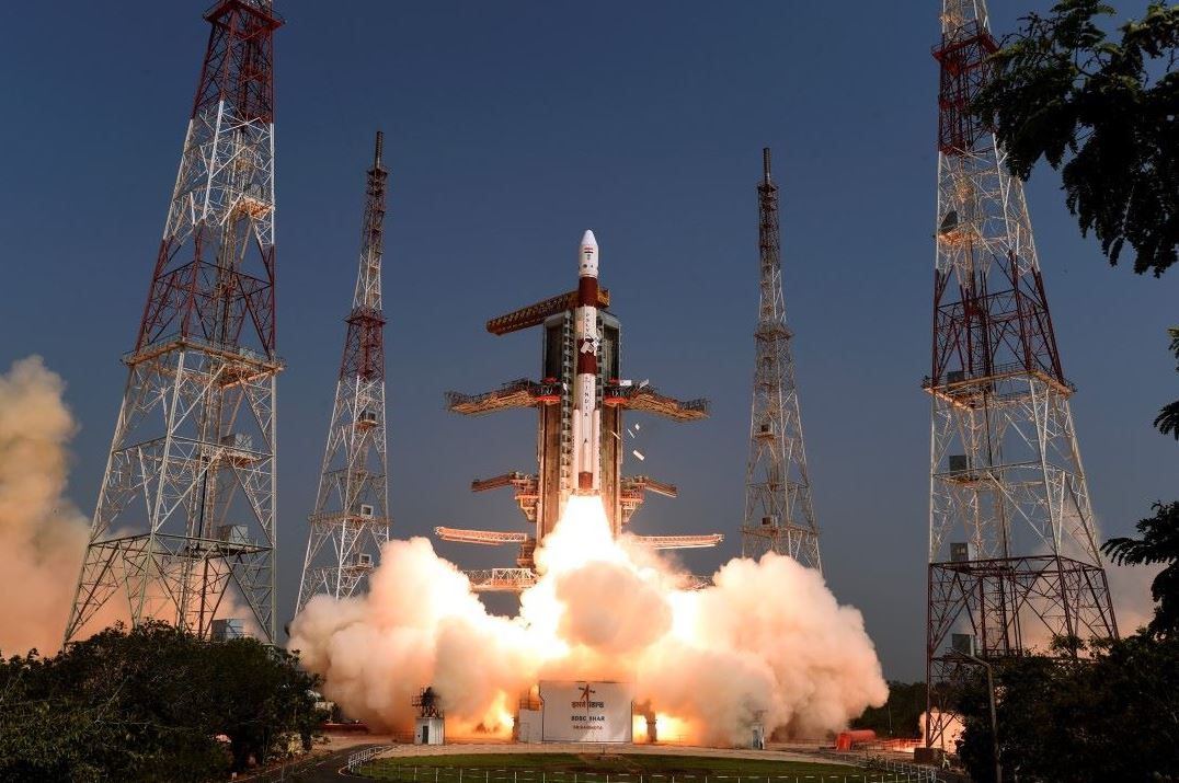 Foto publicada por la Organización de Investigación Espacial de la India del lanzamiento del Satélite Polar (PSLV) C-45, 13 JUNIO 2019