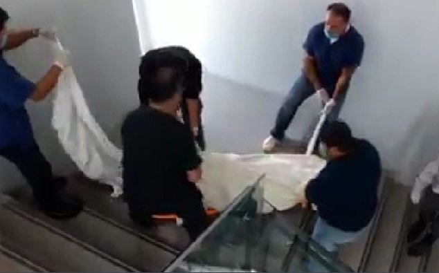 Foto: Personal del ISSSTE en Querétaro baja los cadáveres por las escaleras, 13 junio 2019