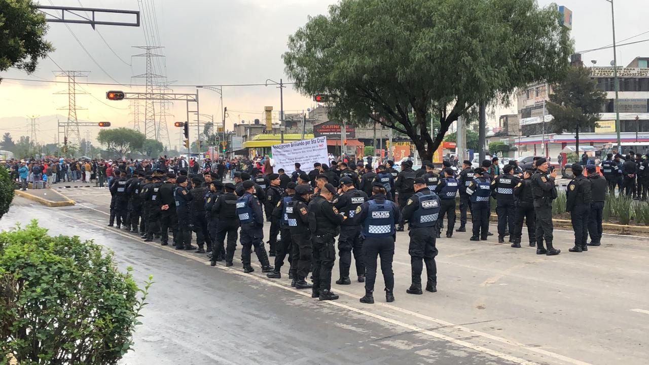 En Iztapalapa, impiden a comerciantes poner tianguis de Santa Cruz; responden con bloqueos