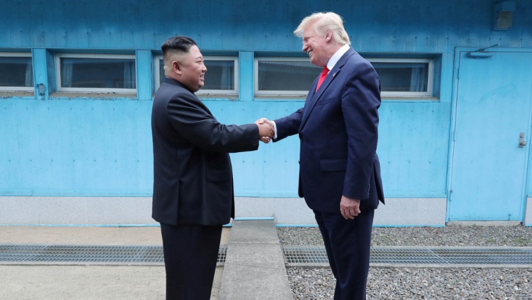 Foto: El presidente de Estados Unidos, Donald Trump, le da la mano al líder norcoreano, Kim Jong Un, en Panmunjom, Corea del Sur, 30 de junio de 2019, junio 30 de 2019 (Reuters)