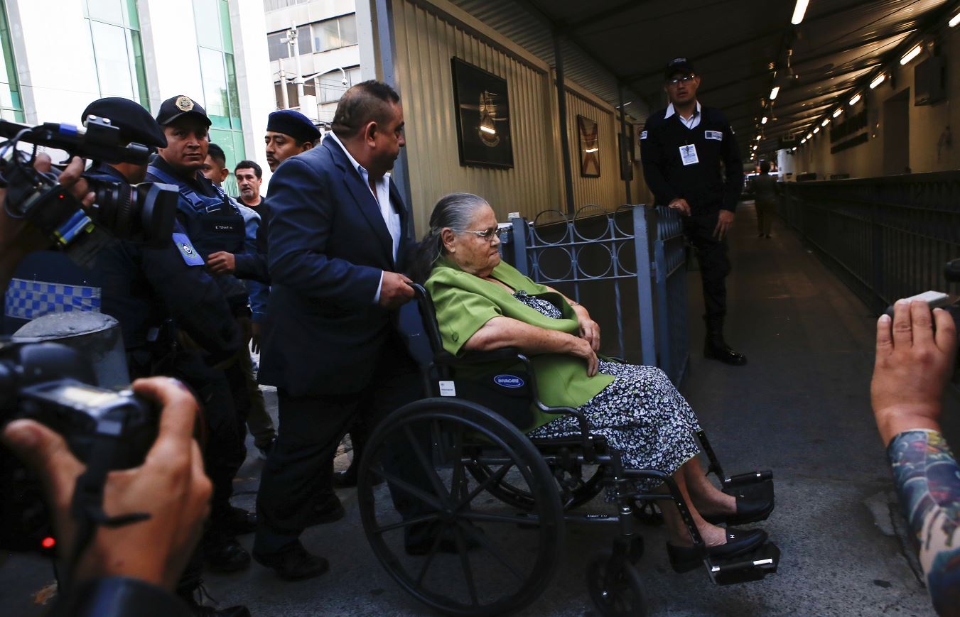 Foto: Consuelo Loera, madre de Joaquín "El Chapo" Guzmán, está sentada en una silla de ruedas en la Embajada de EU en México, 1 junio 2019
