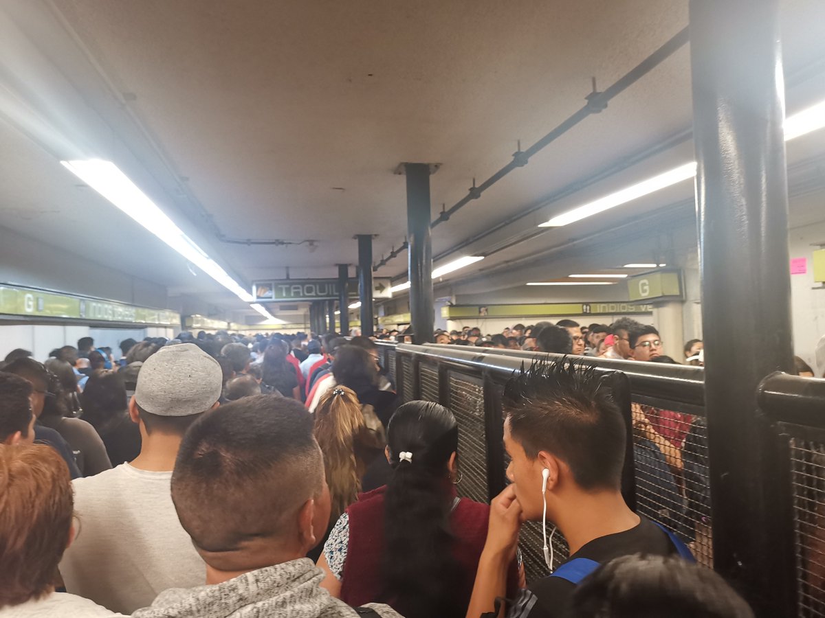 Manifestación de taxistas genera largas filas en Metro y Metrobús