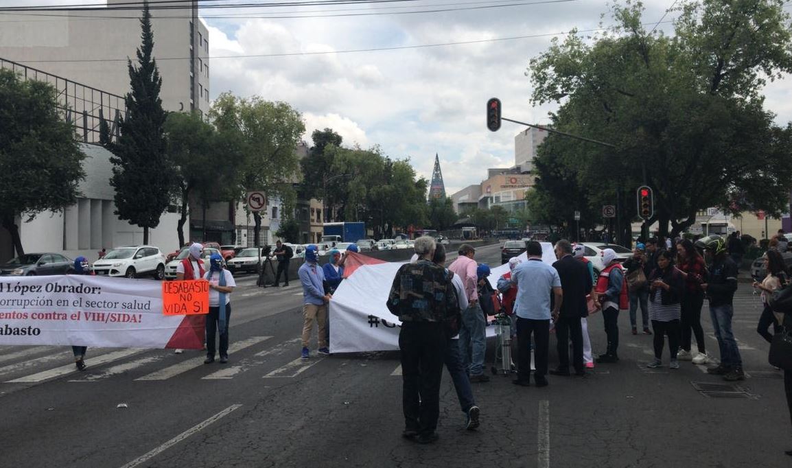 Con bloqueo, manifestantes denuncian desabasto de medicamentos para VIH en CDMX