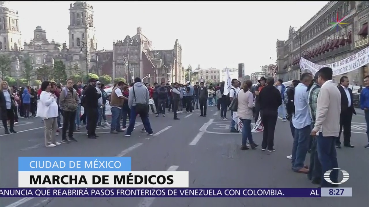 Manifestantes del sector salud se concentran frente a Palacio Nacional, en CDMX