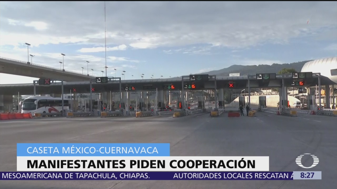 Manifestantes toman caseta México-Cuernavaca, piden cooperación a conductores