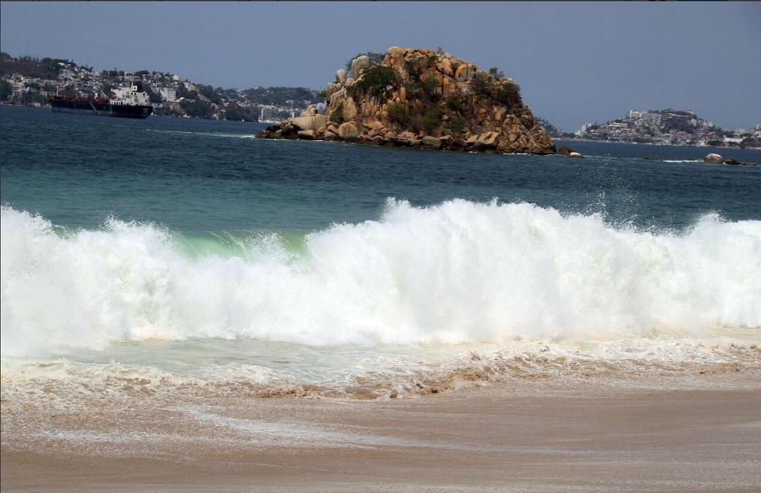 Mar de fondo provoca olas de hasta tres metros en Acapulco