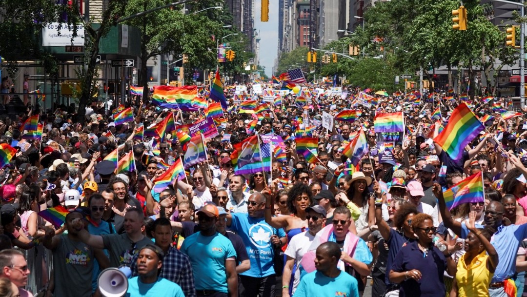 Foto: Las personas marchan por la Quinta Avenida durante el 50 desfile anual del Orgullo Gay en la ciudad de Nueva York, junio 30 de 2019 (EFE)