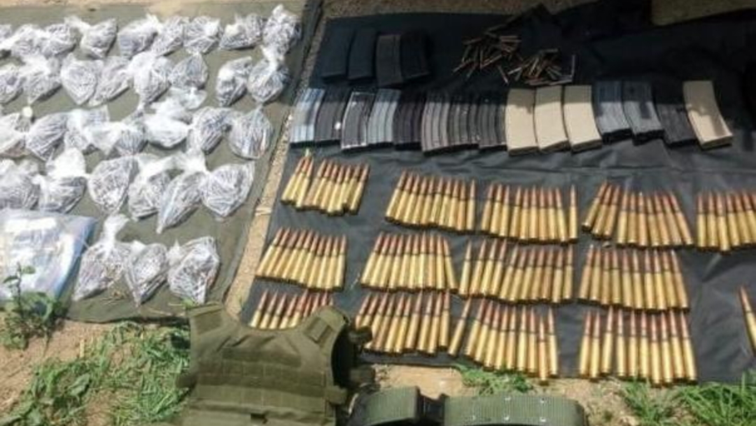 Foto: Las autoridades iniciaron una investigación por el decomiso de10 armas de fuego, 24 cargadores y 2 mil 399 cartuchos, el 22 de junio de 2019. (Twitter @MICHOACANSSP)