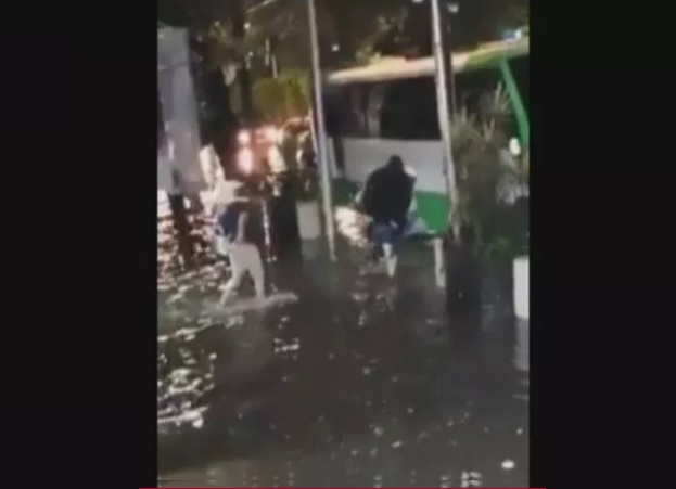Foto: Fuertes lluvias originan inundaciones en la Calzada de Tlalpan, en la CDMX; algunos hombres cargaron a sus familiares para subirlos a las unidades del transporte público, 14 junio 2019