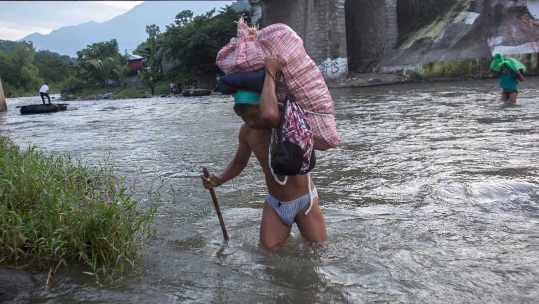 Foto: Un migrante centroamericano cruza el río Suchiate, entre México y Guatemala, 21 de junio de 2019