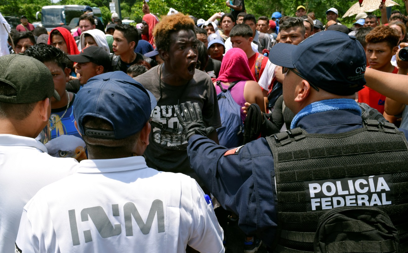 Foto: Un migrante discute con un oficial de la Policía Federal durante una operación conjunta del gobierno mexicano en Chiapas, junio 8 de junio de 2019 (Reuters)