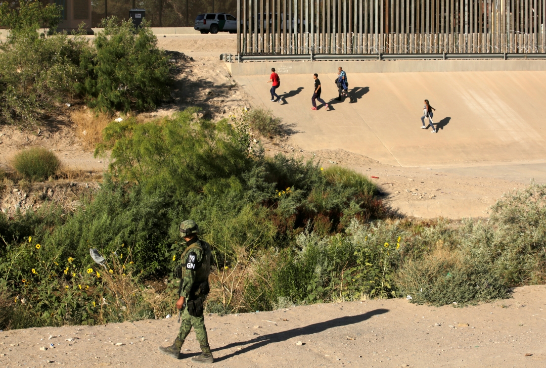 Foto: Un elemento de la Guardia Nacional vigila la frontera entre México y Estados Unidos, el 21 de junio de 2019 (Reuters)