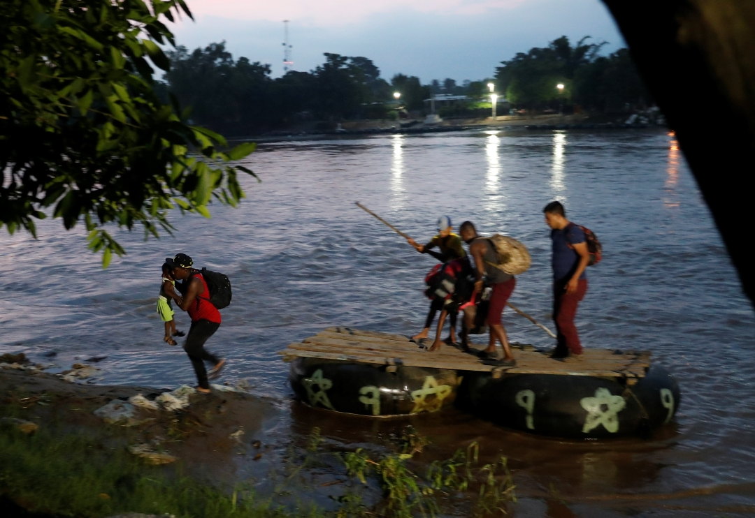 Foto: Migrantes cruzando al río Suchiate, en Guatemala, 5 de junio de 2019, Guatemala