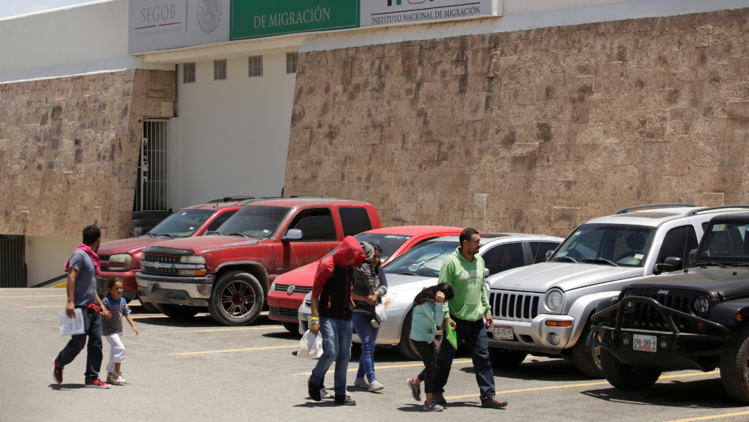 Imagen: Un grupo de migrantes camina afuera de las instalaciones del Instituto Nacional de Migración, el 22 de junio de 2019 (Reuters)