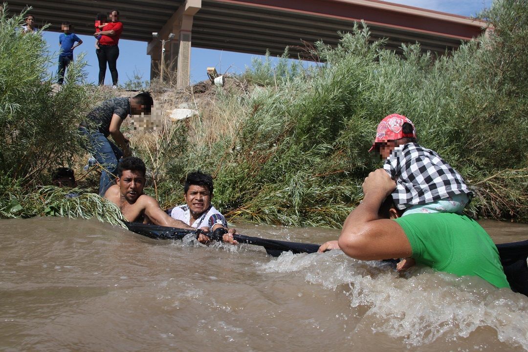 Foto: Migrantes centroamericanos cruzan el Río Bravo, 11 de junio 2019. EFE