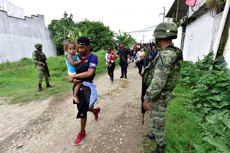 Foto: Fuerzas de seguridad frenan intento de fuga de migrantes en Tabasco, 14 de junio 2019. (EFE)