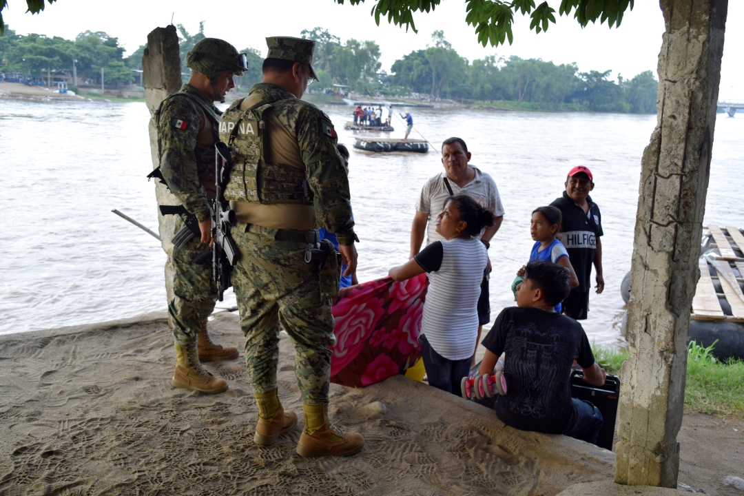 Secretaría de Marina realiza operativos migratorios en el río Suchiate