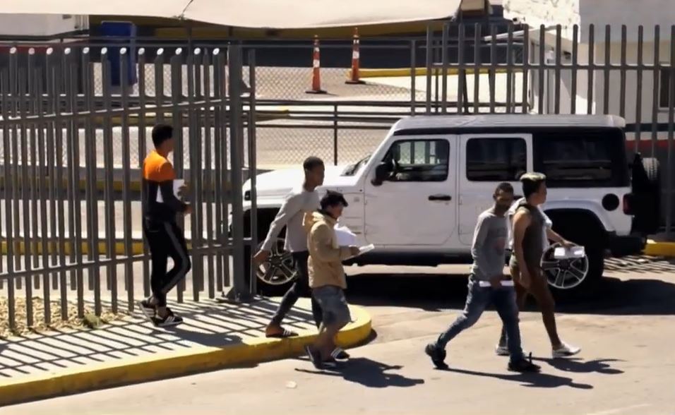 Foto: Un grupo de cubanos son deportados por Estados Unidos. (Noticieros Televisa)
