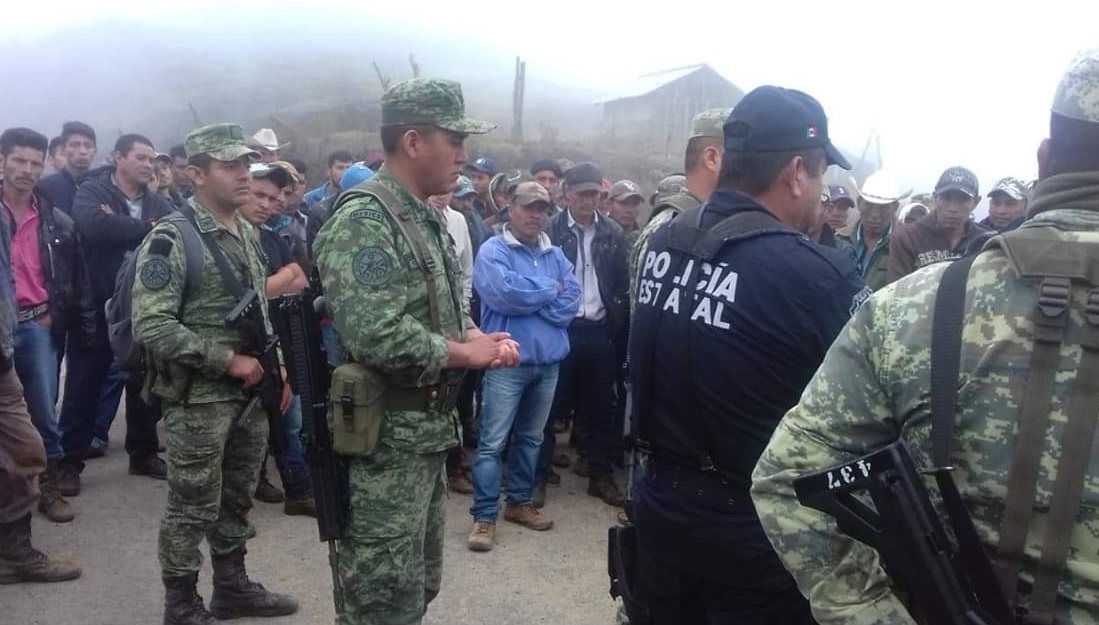 En Heliodoro Castillo, Guerrero, un grupo de militares y policías fueron liberados por pobladores tras agilizar la entrega de fertilizantes a campesinos (Twitter: @DCCDMX)