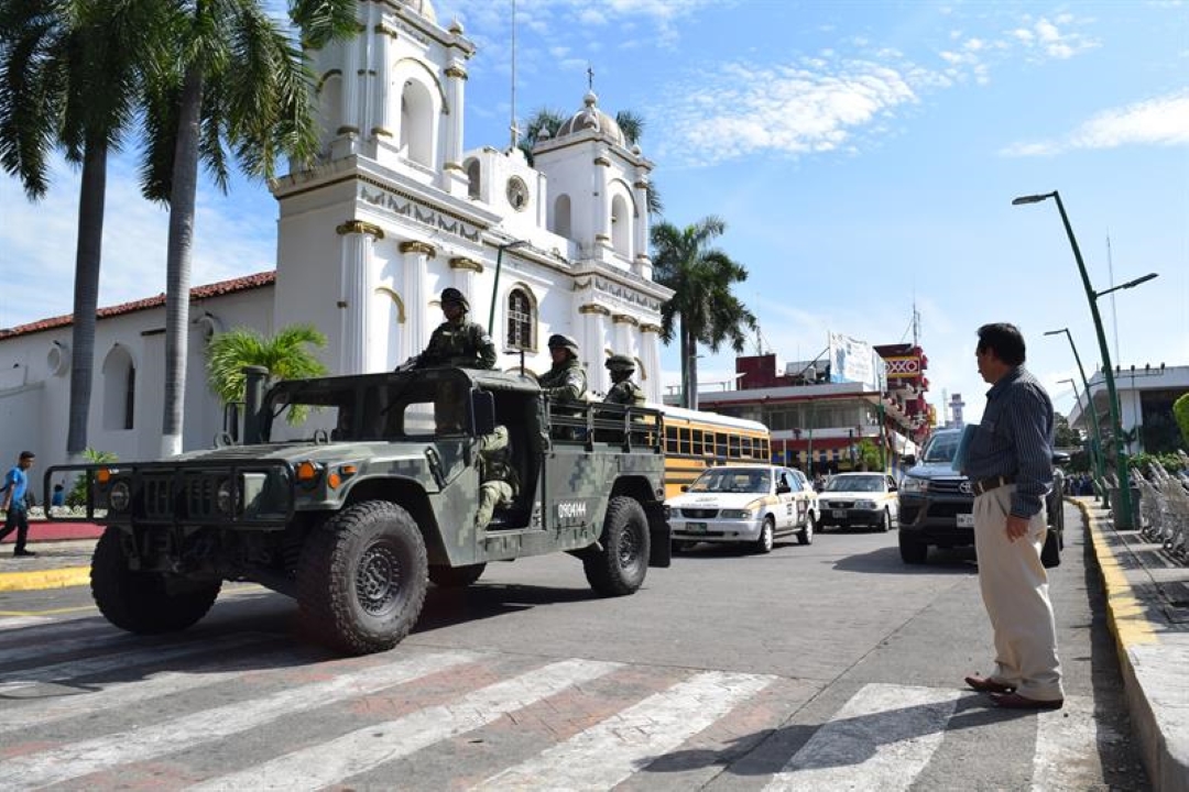 Militares vigilan caminos en sierra de Chiapas en busca de migrantes