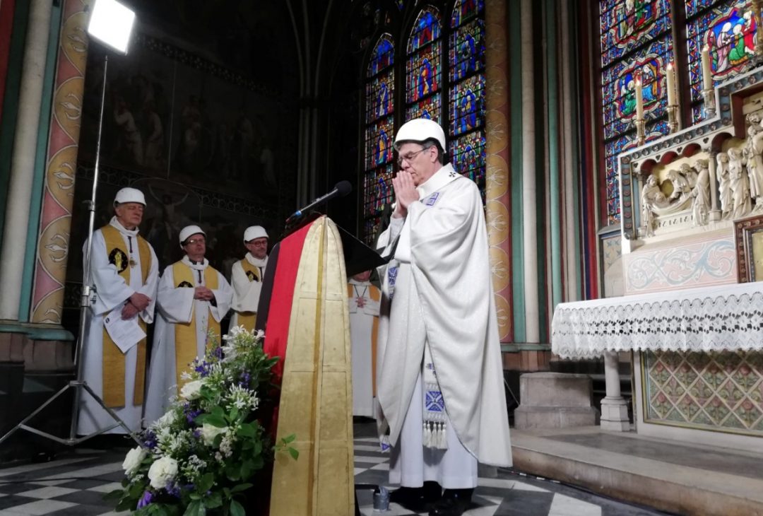 Foto: El arzobispo de París, Michel Aupetit, dirige la primera misa tras el devastador incendio en la catedral de Notre Dame, junio 15 de 2019 (Reuters)