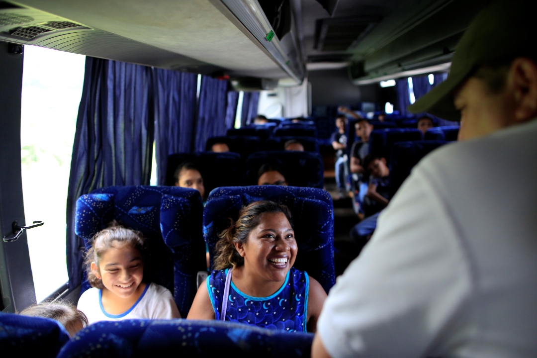 Foto: Mujer charla con ofical del Instituto Nacional de Migración, 12 de junio de 2019, Chiapas